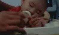 吃奶的视频,宝宝吃奶温馨瞬间